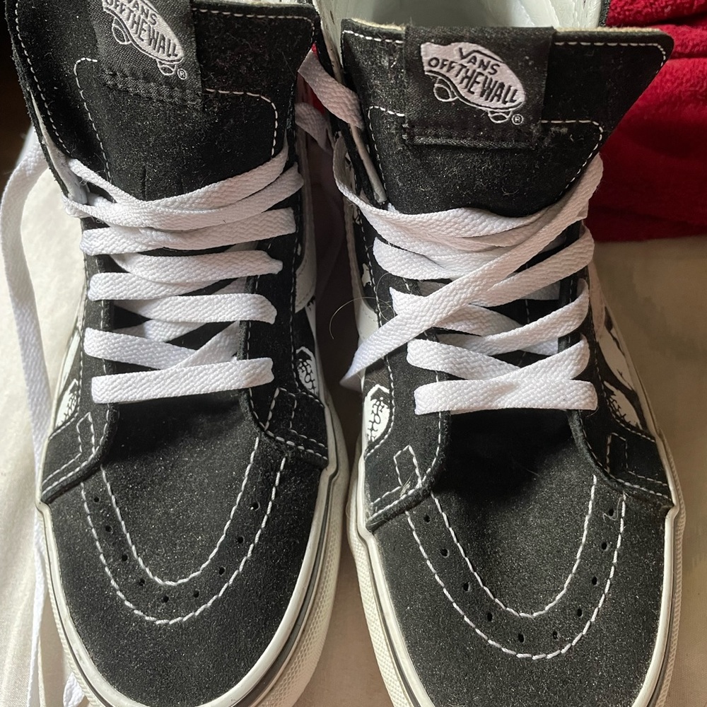 I’m selling my Vans skull sneakers.